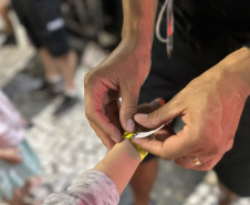 Forças de segurança distribuem pulseiras de identificação durante shows do Verão Maior Paraná