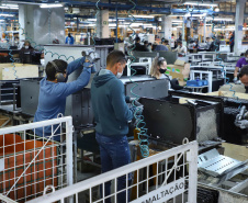 TRABALHADORES NA INDÚSTRIA