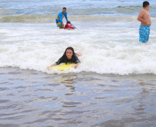 Veranistas podem fazer aulas gratuitas de bodyboarding em Matinhos e P