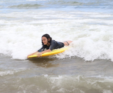 Veranistas podem fazer aulas gratuitas de bodyboarding em Matinhos e P