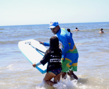 Veranistas podem fazer aulas gratuitas de bodyboarding em Matinhos e P