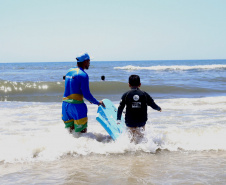 Veranistas podem fazer aulas gratuitas de bodyboarding em Matinhos e P