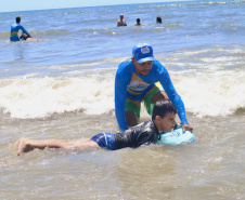 Veranistas podem fazer aulas gratuitas de bodyboarding em Matinhos e P
