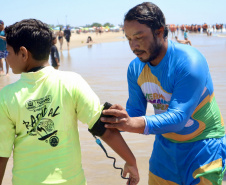 Veranistas podem fazer aulas gratuitas de bodyboarding em Matinhos e P