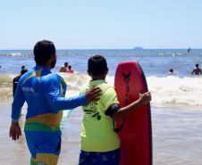 Veranistas podem fazer aulas gratuitas de bodyboarding em Matinhos e P