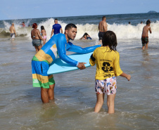 Veranistas podem fazer aulas gratuitas de bodyboarding em Matinhos e P
