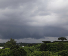 Previsão do Simepar aponta crescimento da intensidade da chuva na região Sudoeste e temperaturas máximas acima dos 30 graus em boa parte do Estado a partir deste sábado
