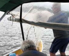 Operação do Instituto Água e Terra (IAT) contra a pesca predatória nas baías de Antonina e Paranaguá.