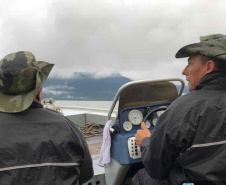 Um dia após a proibição da pesca, agentes do IAT recuperam 13 quilos de camarão em Guaraqueçaba