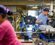 TRABALHADORES NA INDÚSTRIA
