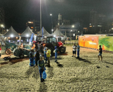 Megaoperação na madrugada garante praias limpas poucas horas após shows no Litoral