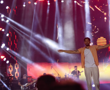 Com crianças e adultos, show de Gustavo Mioto reúne 79 mil pessoas em Matinhos 