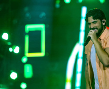 Com crianças e adultos, show de Gustavo Mioto reúne 79 mil pessoas em Matinhos 