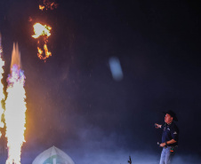Com crianças e adultos, show de Gustavo Mioto reúne 79 mil pessoas em Matinhos 