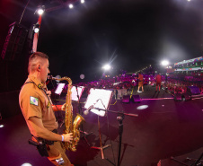 Banda da PMPR estreia no palco principal do Verão Maior e levanta o público em Matinhos
