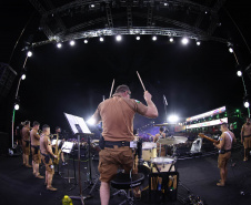 Banda da PMPR estreia no palco principal do Verão Maior e levanta o público em Matinhos