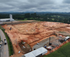 Empresa investe R$ 70 milhões em fábrica de pisos laminados na RMC