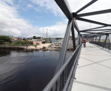 Peça importante na revitalização da orla, passarela do Rio Matinhos é entregue pelo IAT