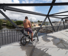 Peça importante na revitalização da orla, passarela do Rio Matinhos é entregue pelo IAT