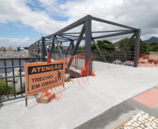 Peça importante na revitalização da orla, passarela do Rio Matinhos é entregue pelo IAT