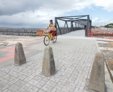 Peça importante na revitalização da orla, passarela do Rio Matinhos é entregue pelo IAT