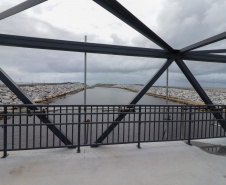 Peça importante na revitalização da orla, passarela do Rio Matinhos é entregue pelo IAT