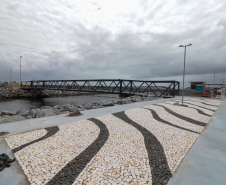 Peça importante na revitalização da orla, passarela do Rio Matinhos é entregue pelo IAT