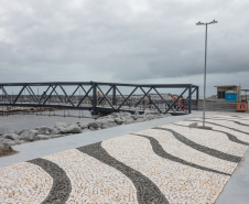 Peça importante na revitalização da orla, passarela do Rio Matinhos é entregue pelo IAT