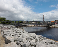 Peça importante na revitalização da orla, passarela do Rio Matinhos é entregue pelo IAT