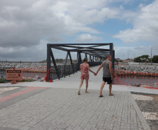 Peça importante na revitalização da orla, passarela do Rio Matinhos é entregue pelo IAT