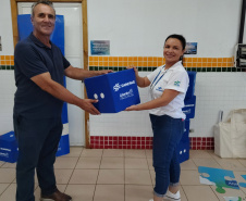 Sanepar entrega materiais de educação ambiental sobre bacias hidrográficas em Colombo