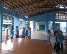 Voluntários da Copel orientam comunidades do Centro Sul sobre os cuidados com a rede elétrica 