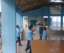 Voluntários da Copel orientam comunidades do Centro Sul sobre os cuidados com a rede elétrica 