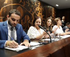  Paraná firma protocolo de intenções para regularização imobiliária do Programa Barracões Industriais