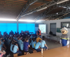 Voluntários da Copel orientam comunidades do Centro Sul sobre os cuidados com a rede elétrica 