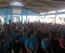 Voluntários da Copel orientam comunidades do Centro Sul sobre os cuidados com a rede elétrica 