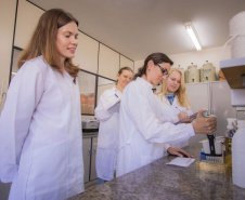 Mulheres na ciência: protagonismo feminino cresce no ensino superior