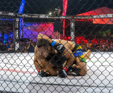 Evento nacional de boxe e MMA à beira-mar reúne milhares de espectadores