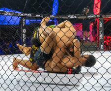 Evento nacional de boxe e MMA à beira-mar reúne milhares de espectadores
