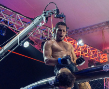Evento nacional de boxe e MMA à beira-mar reúne milhares de espectadores