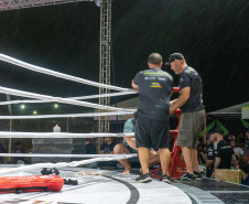 Evento nacional de boxe e MMA à beira-mar reúne milhares de espectadores