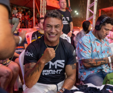 Evento nacional de boxe e MMA à beira-mar reúne milhares de espectadores