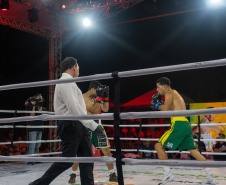 Evento nacional de boxe e MMA à beira-mar reúne milhares de espectadores