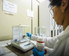 Composto por três laboratórios, a estrutura do IAT faz análises regulares de amostras de água, solo, sedimentos e peixes para a identificação de contaminantes e poluentes