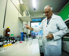 Composto por três laboratórios, a estrutura do IAT faz análises regulares de amostras de água, solo, sedimentos e peixes para a identificação de contaminantes e poluentes