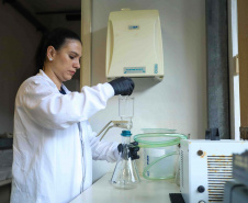Composto por três laboratórios, a estrutura do IAT faz análises regulares de amostras de água, solo, sedimentos e peixes para a identificação de contaminantes e poluentes