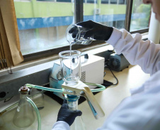 Composto por três laboratórios, a estrutura do IAT faz análises regulares de amostras de água, solo, sedimentos e peixes para a identificação de contaminantes e poluentes