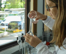 Composto por três laboratórios, a estrutura do IAT faz análises regulares de amostras de água, solo, sedimentos e peixes para a identificação de contaminantes e poluentes