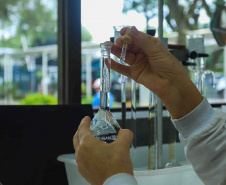Composto por três laboratórios, a estrutura do IAT faz análises regulares de amostras de água, solo, sedimentos e peixes para a identificação de contaminantes e poluentes