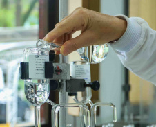 Composto por três laboratórios, a estrutura do IAT faz análises regulares de amostras de água, solo, sedimentos e peixes para a identificação de contaminantes e poluentes